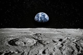 Po 50 letech míří lidská posádka k Měsíci. Start odložilo špatné počasí v USA